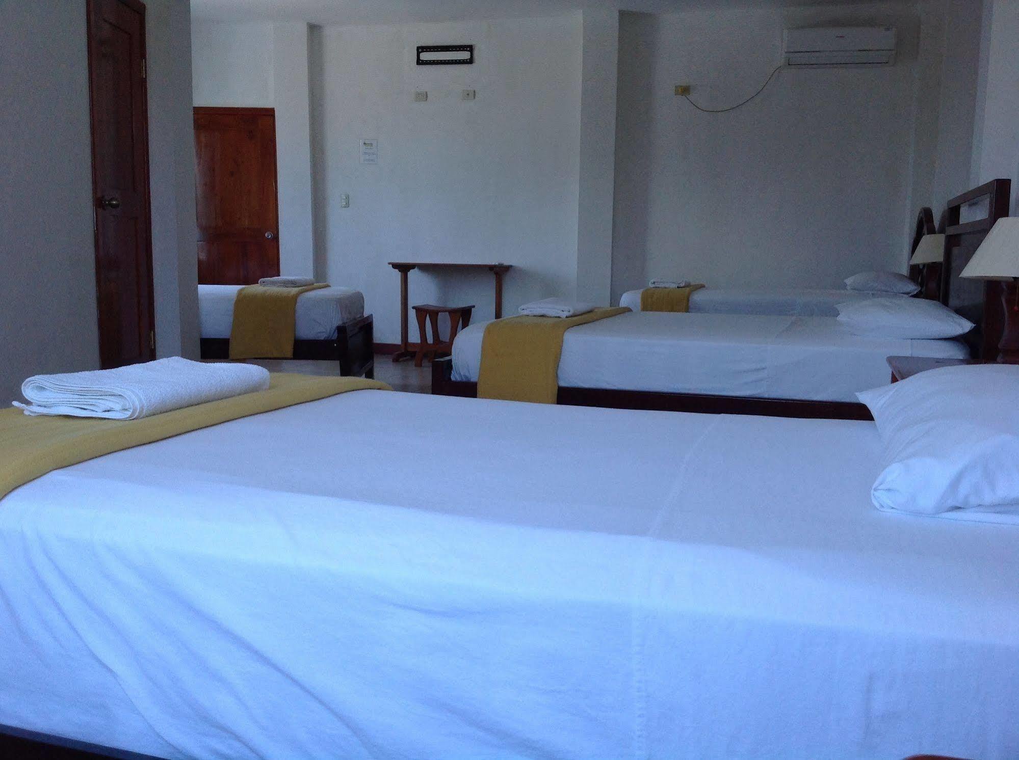 Gloria - Galápagos Inn Puerto Ayora  Kültér fotó