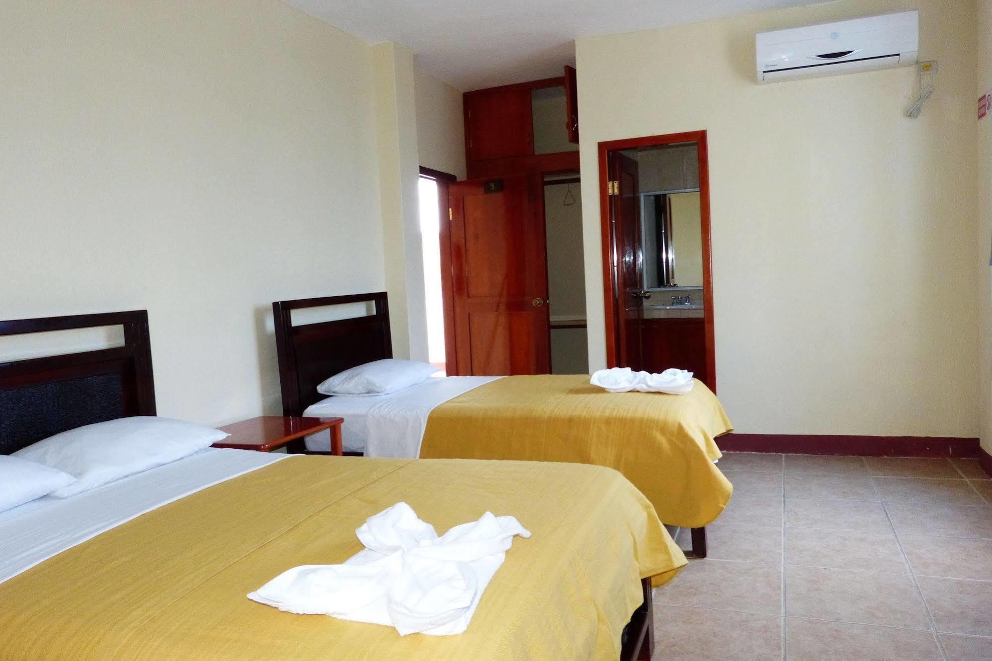Gloria - Galápagos Inn Puerto Ayora  Kültér fotó