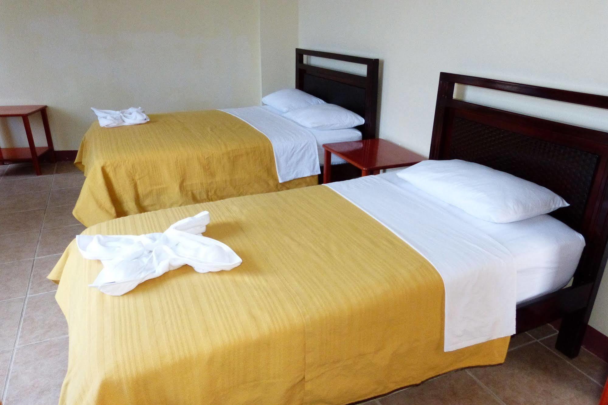 Gloria - Galápagos Inn Puerto Ayora  Kültér fotó
