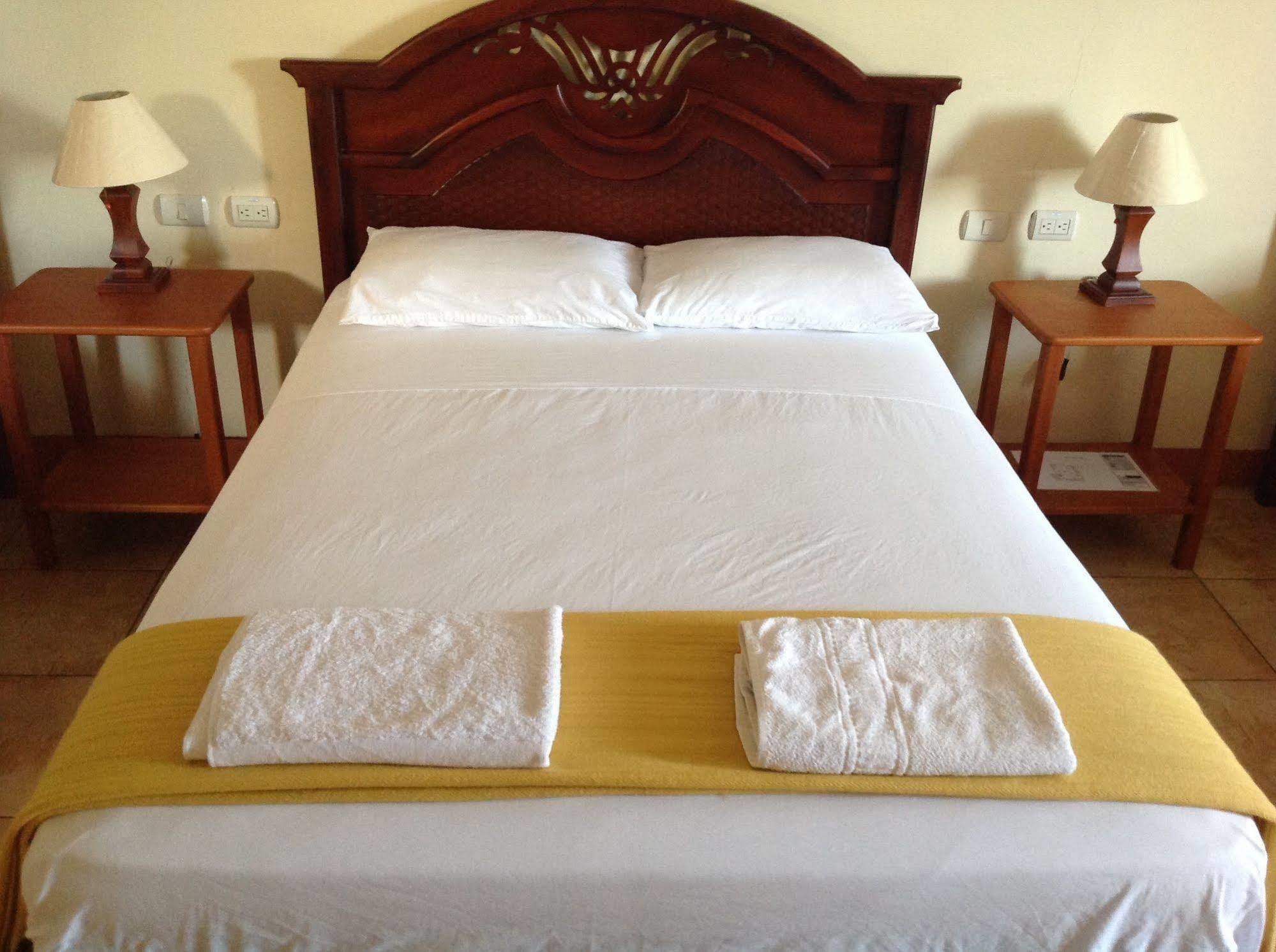 Gloria - Galápagos Inn Puerto Ayora  Kültér fotó
