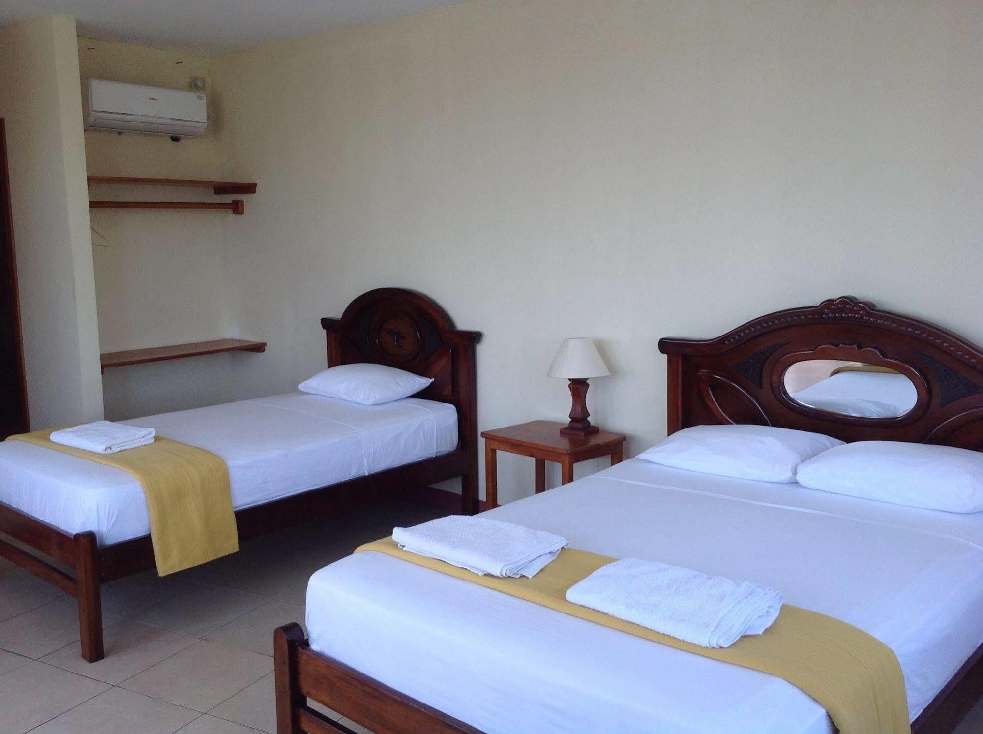 Gloria - Galápagos Inn Puerto Ayora  Kültér fotó