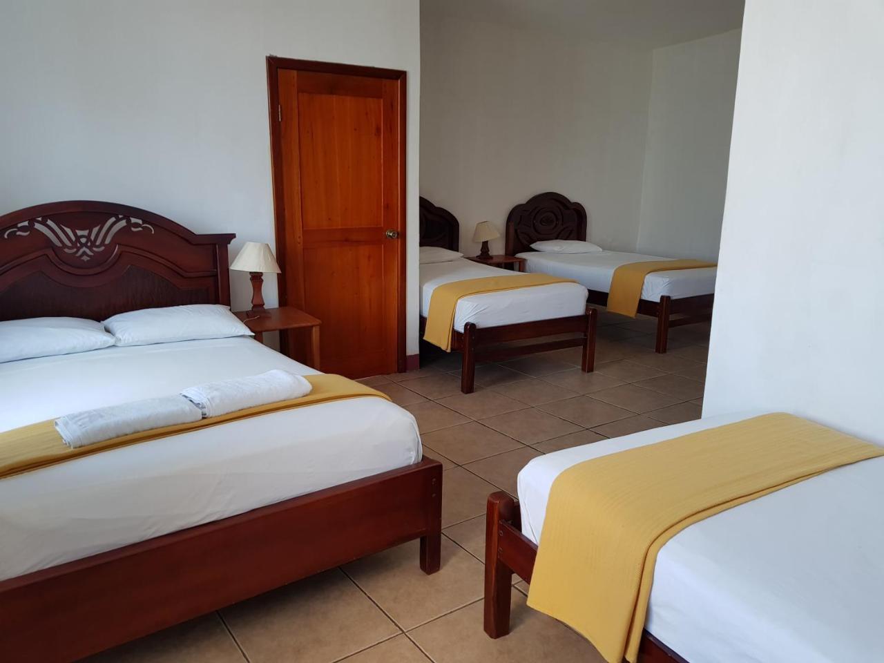 Gloria - Galápagos Inn Puerto Ayora  Kültér fotó